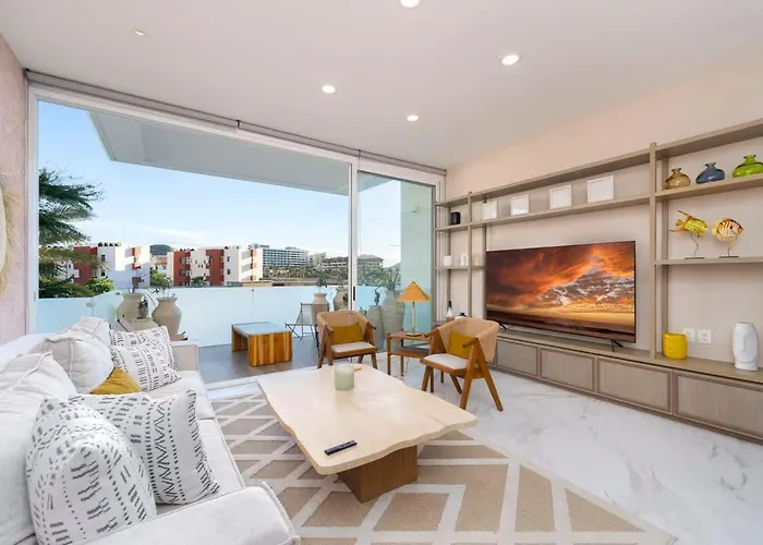 3br & Dining Steps Away *