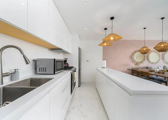3br & Dining Steps Away Сasa de vacaciones