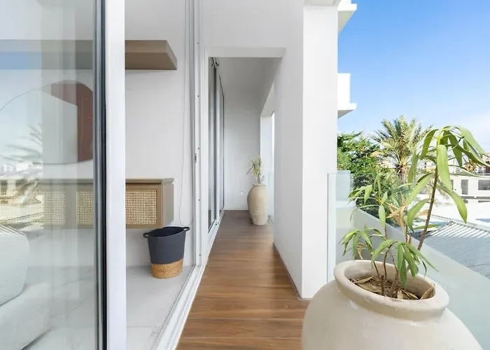 3br & Dining Steps Away *